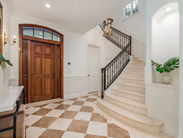 Luxury Vacation Residence in Palm Beach - Steps to Beach with Fire Place & Pool